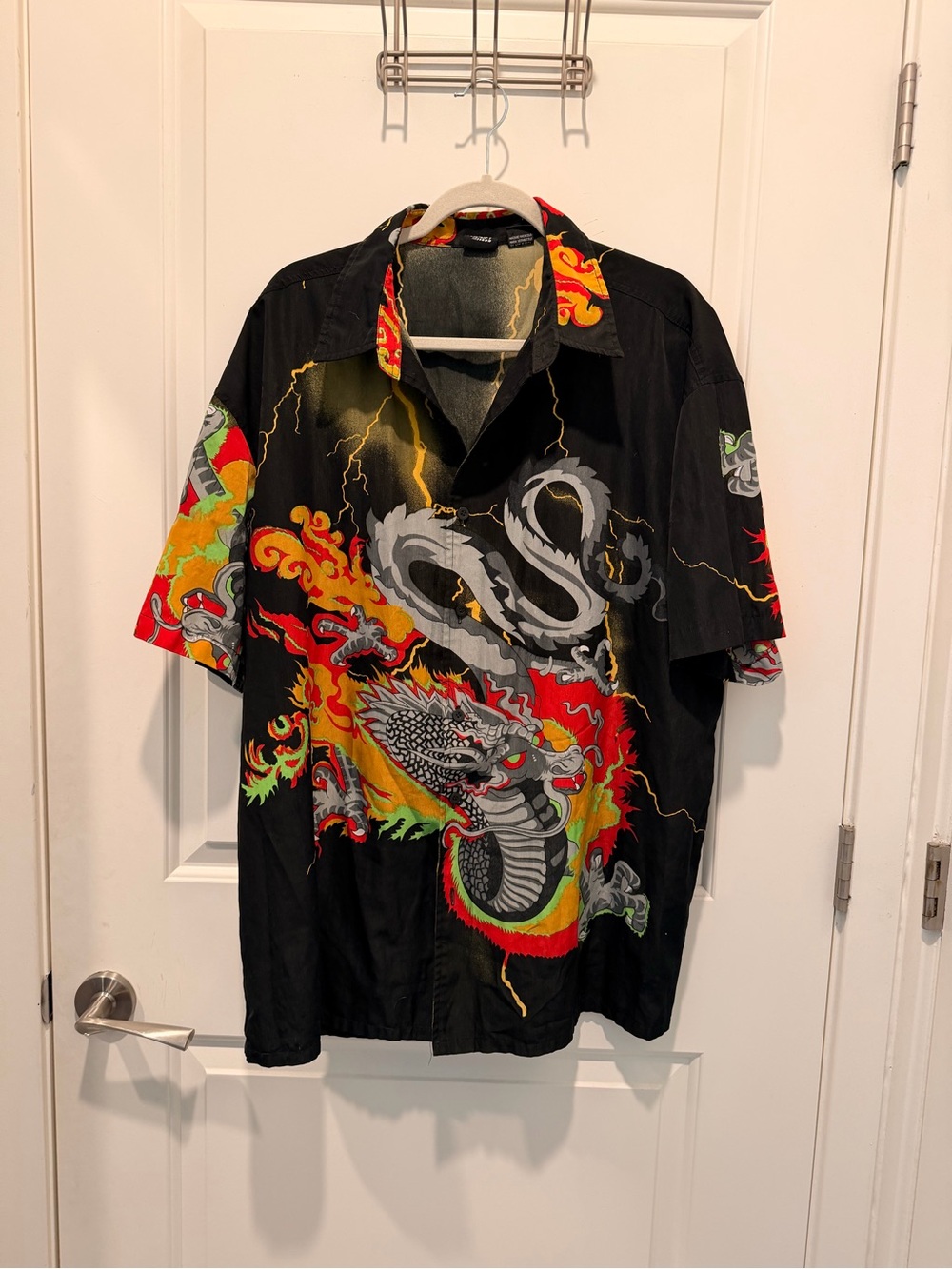 AMPLIFY Vintage Y2K
Dragon Lightning Print Short Sleeve Button Size XL